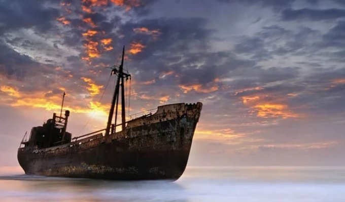 25 Abandoned Shipwrecks Around the World (26 photos)