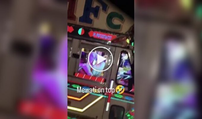 В Индии засняли дальнобойщика на расслабоне