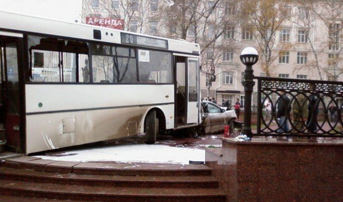 Авария в Перми. Автобус без тормозов (16 фото)