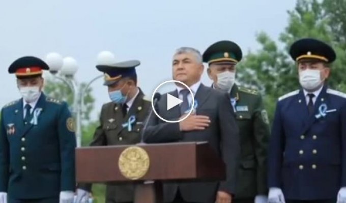 На мероприятии ко Дню Памяти узбекские военные запутались в ритуалах во время прослушивания гимна