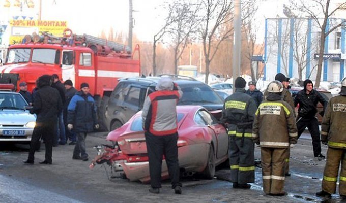 Серьезная авария в Самаре с участием автомобиля Jaguar (10 фото + 2 видео)