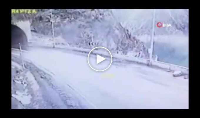 В Турции автобус попал под оползень