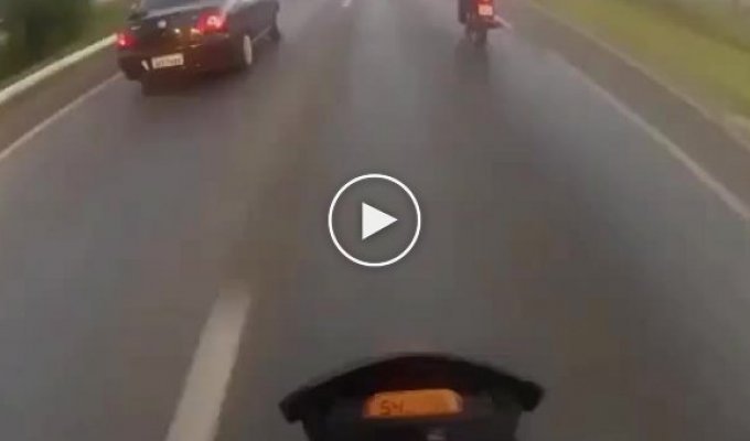 Мотоциклисту досталось колесом