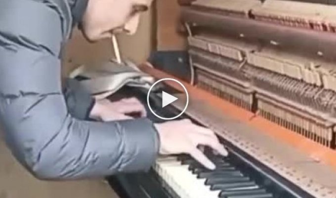 Когда даже на раздолбанном пианино можешь круто сыграть