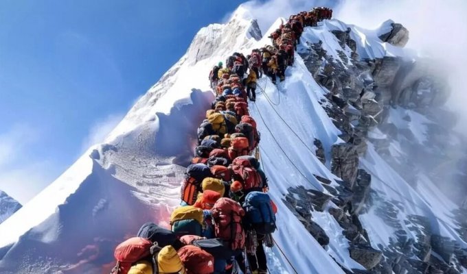 На Евересті утворилася величезна пробка з альпіністів (4 фото + 1 відео)