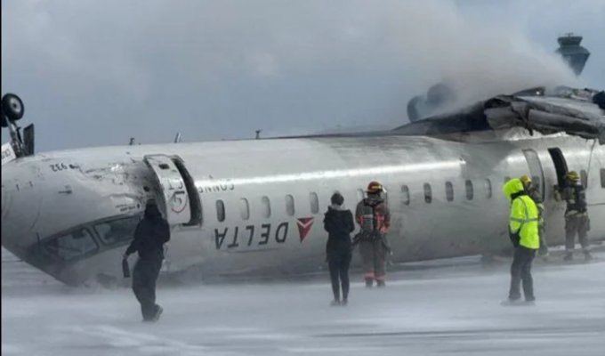 В Канаде при посадке перевернулся самолёт (2 фото + 4 видео)