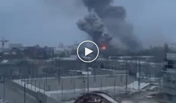 Очевидцы выкладывают кадры взрыва на заводе «Антонов» в Киеве