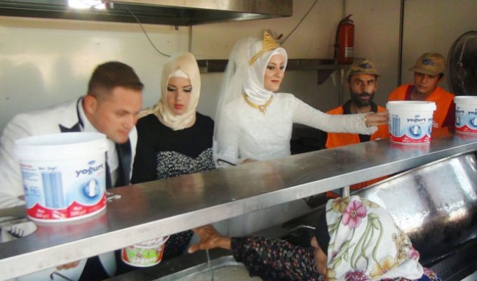 Турецкие молодожены потратили деньги на свадьбу, чтобы накормить беженцев (5 фото)