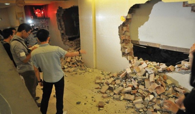 Ограбление по-китайски: ломай стены, бери добро и сваливай (8 фото)