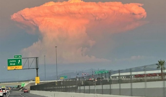 Жители Лас-Вегаса испугались необычного облака (14 фото + 2 видео)