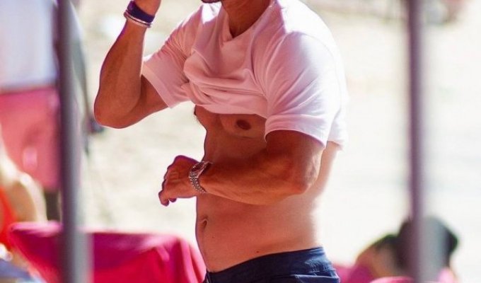 51-year-old Mark Wahlberg showed a chic shape (5 photos)