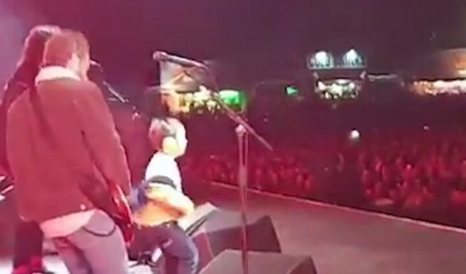 Foo Fighters пригласили на сцену 5-летнего фаната, и он зажег публику (6 фото + 1 видео)