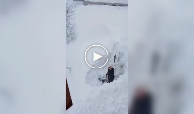Up to Two Meters of Snow Falls in Northern Turkey: Drivers Rescue Cars from Snowdrifts