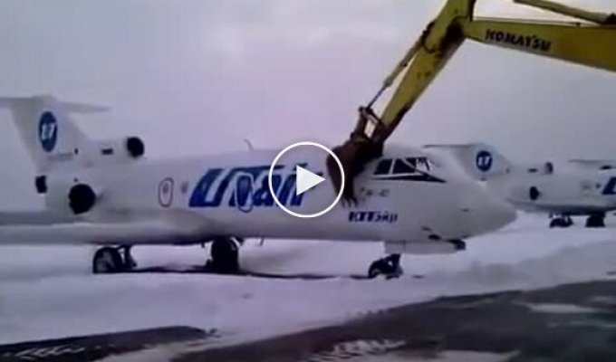 Рабочий российского аэропорта разрушил экскаватором самолет после того как его уволили 1 видео