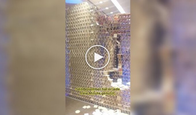 В Германии замок из пивных подставок рухнул перед самым рекордом