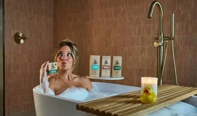 Сидни Суини начала продавать мыло с водой из ванны, в которой она купалась (5 фото)