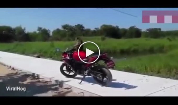 Мотоциклист подрался с обезьяной
