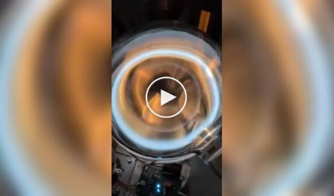 Инженер создал лампу с «черной дырой», от которой невозможно отвести взгляд