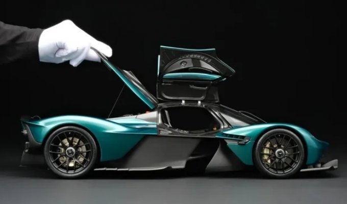 56-centimeter Aston Martin Valkyrie rated as a real car (7 photos)