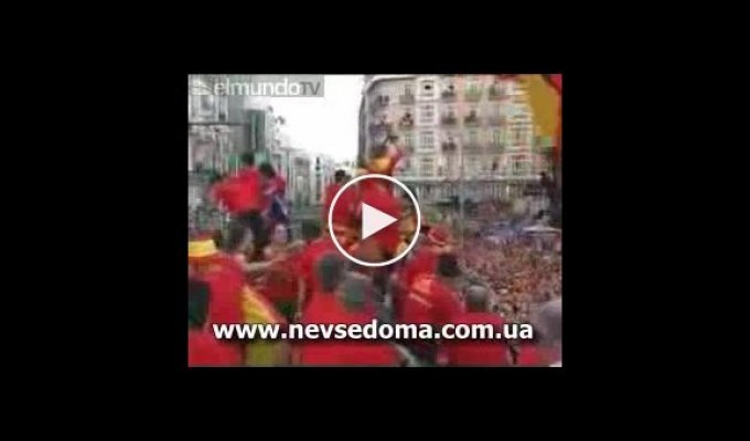 Испанский футболист плюнул в поклонника