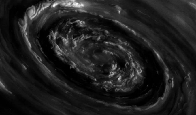 Шестикутник Сатурна: атмосферна аномалія з гігантським вихором у центрі (4 фото)