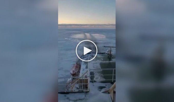 Ледокол спасает три судна от ледяной ловушки