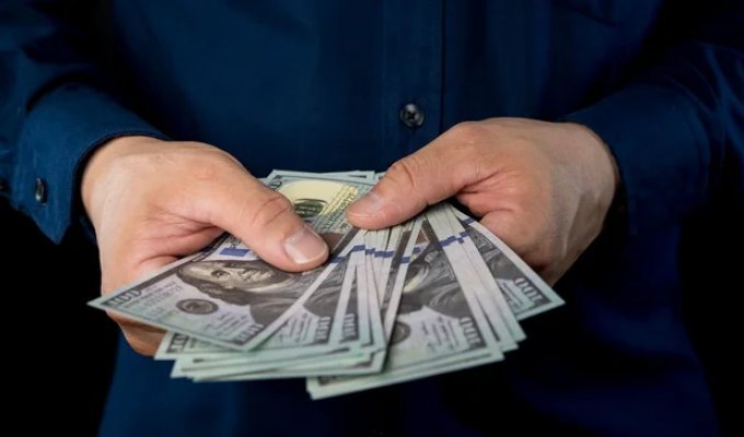 Бизнесмен из США продал бизнес и подарил сотрудникам миллионные премии (2 фото)
