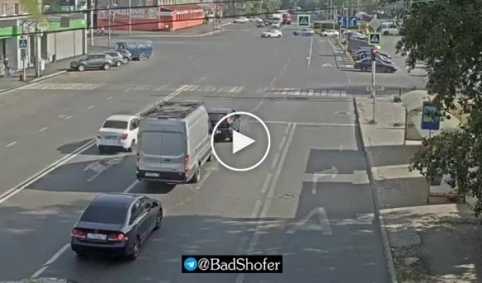Автомобилист показал правильное направление бегающиму пешеходу