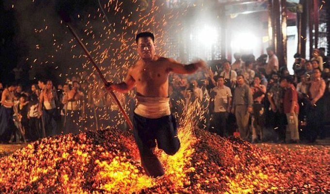 Китайский ритуал хождения по углям (7 фото)