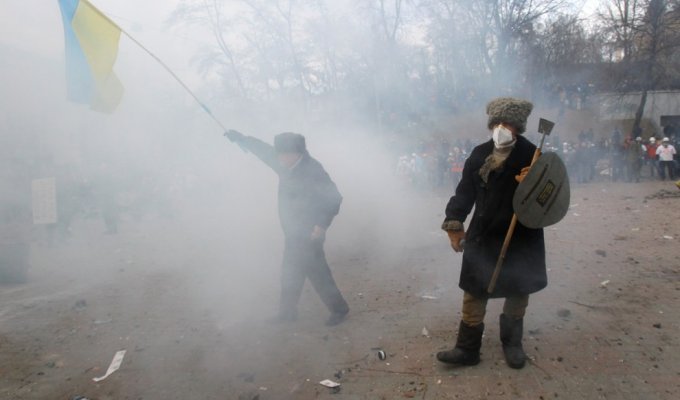 17 впечатляющих кадров вооруженных столкновений в Киеве (17 фото)