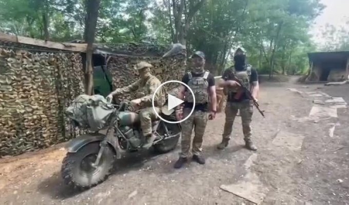 Оккупант не справился с управлением мотоциклом и залетел на нем в кусты во время записи ролика для волонтеров