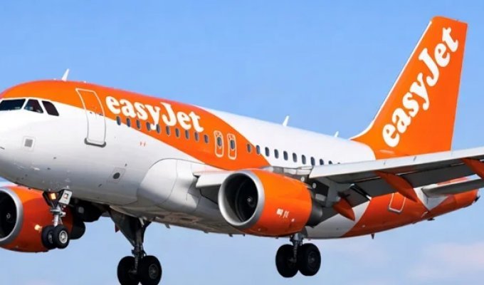 Британцы провезли умершую бабушку на борт самолёта и попытались выдать её за спящую (3 фото)