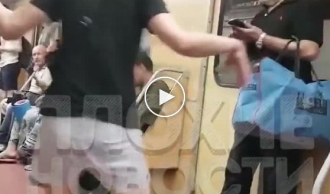 В московском метро пьяная женщина накинулась на парня из-за рюкзака