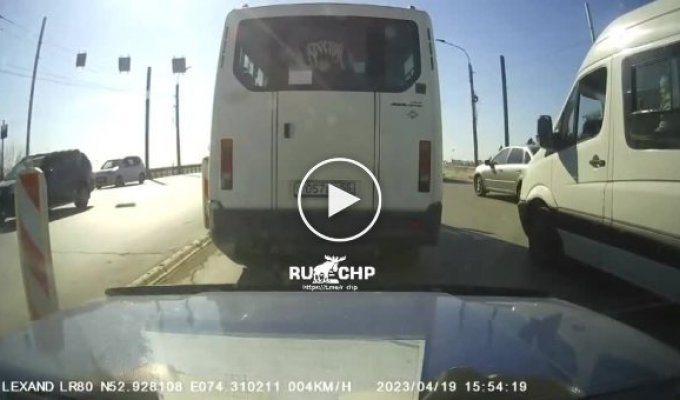 Два водителя замкнули дорогу