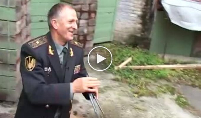 Генерал украинского спецназа метает ножи