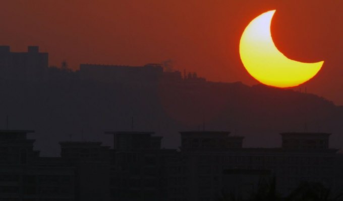 Кольцеобразное солнечное затмение (21 фото)