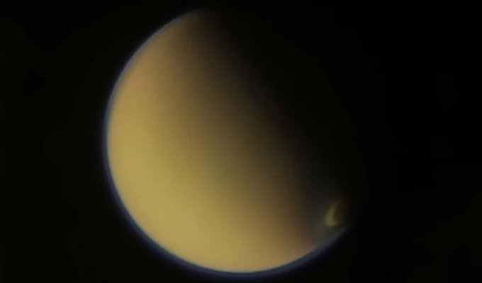 Ученые могли недооценить шансы на жизнь в океане Титана (3 фото)