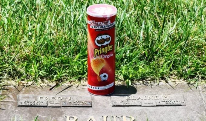 The last will of the creator: the ashes of the inventor of Pringles packaging were buried in an iconic coffee can (2 photos)
