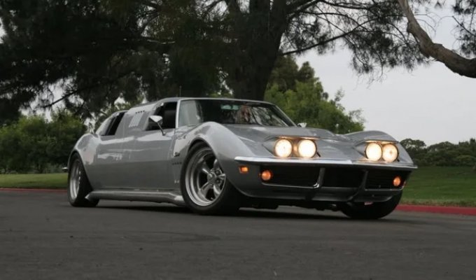 Лимузин на базе старого Corvette хотят продать за 98 тысяч долларов (19 фото)