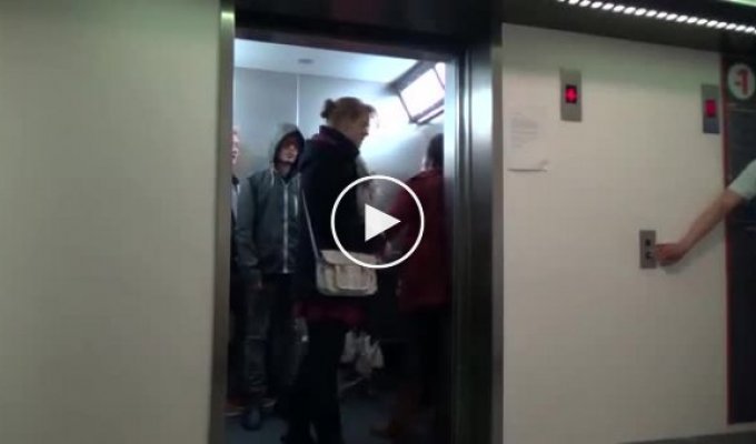 Шутник в лифте