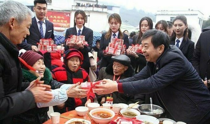 Китайский магнат осыпал подарками и деньгами пожилых жителей деревни, где он родился (3 фото + 1 видео)