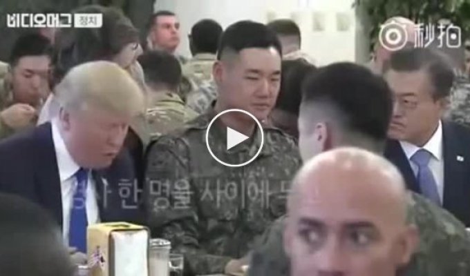 Солдат, сидевший между Дональдом Трампом и Мун Джэином, попытался вести себя непринужденно