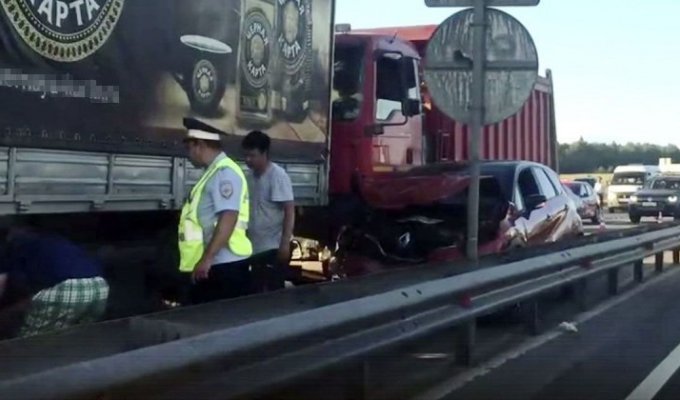 На Ярославском шоссе грузовик протаранил более 10 автомоблей (1 фото + 2 видео)