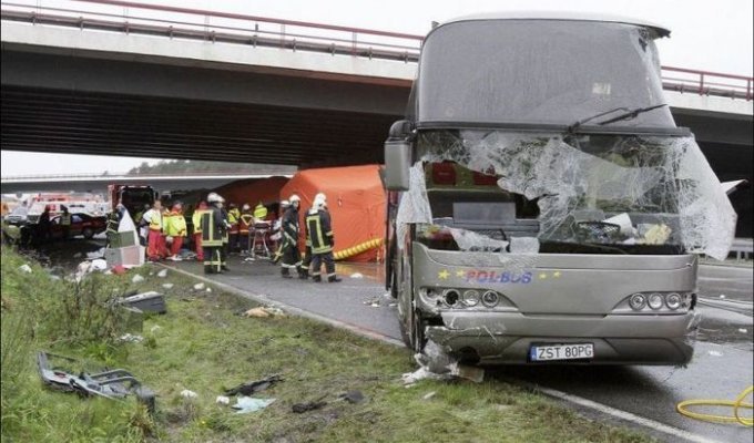 В Германии разбился автобус с польскими туристами (8 фото)