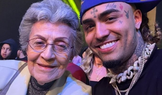 Grandmother did not appreciate the strange congratulations of her rapper grandson (2 photos + 2 videos)