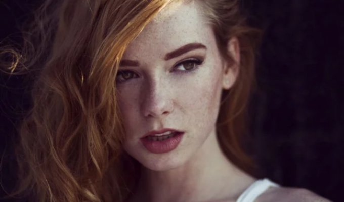 Sun-Kissed: 25 Photos of Hot Girls with Freckles (26 photos)