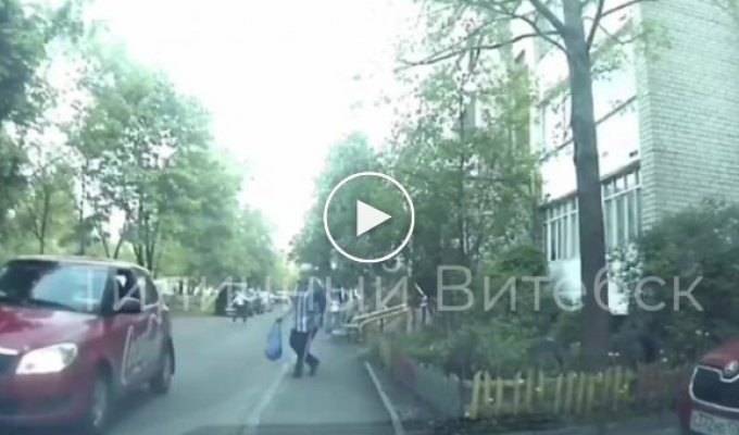 Пожилой мужчина из Витебска наказал водителя, который встал на тротуаре