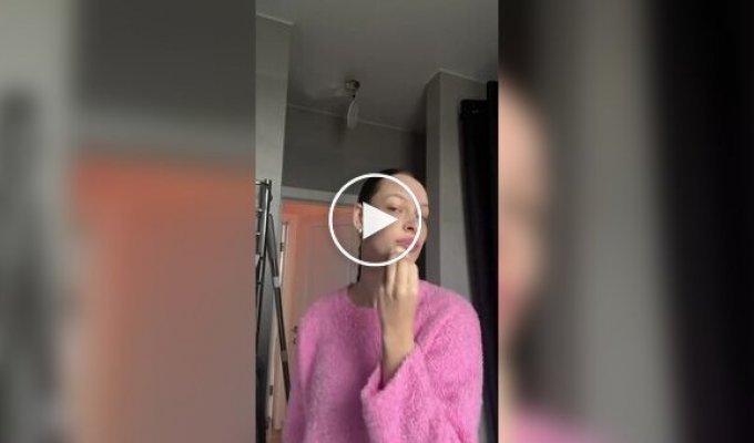 Вас обнаружили: кошка подсматривает за хозяйкой