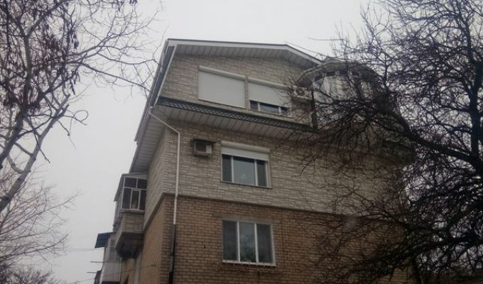 Перестройка советской трехэтажки (3 фото)