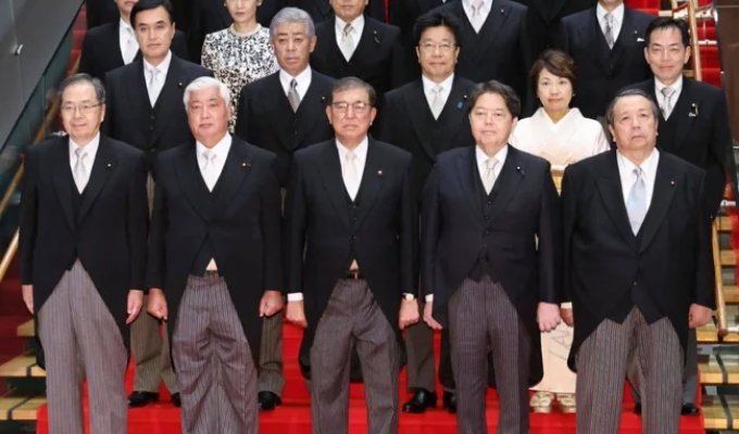 Japan falsified a photo of ministers because of... wrinkled trousers (7 photos)